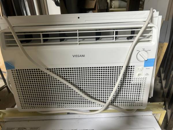 Vissani small window AC UNIT good condition 1