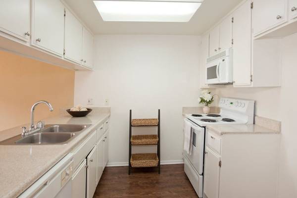 $2,600 / 2br - 1008ft2 - Dishwasher, Built In Microwave, Patio/Balcony (Los Angeles)63840114935041124