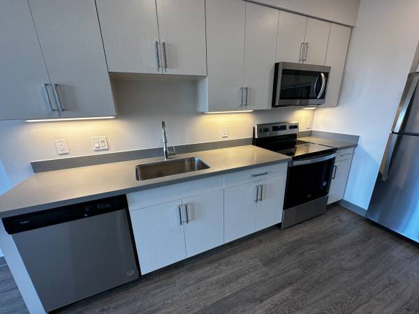 $2,006 / 1br - 588ft2 - Apartamento de 1 dormitorio en piso superior con balcón, lavadora/secadora, aire acondicionado central, estacionamiento y más! (409 Elm St., Manchester)63656294842369123