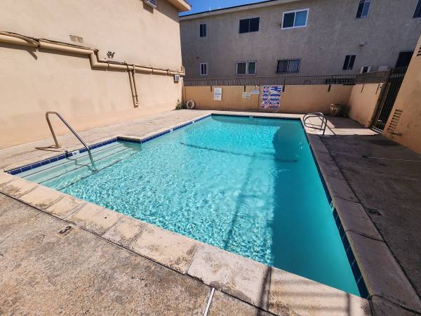 RENOVATED BRIGHT SPACIOUS APT, POOL, GATED PARKING, LAMINATE FLOOR, AC 1