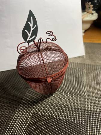 Wire Apple Keepsakes Holder 1