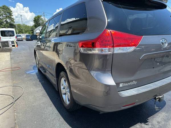 2014 TOYOTA SIENNA WHEELCHAIR VAN, BRAUNABILITY, ONE OWNER - $29,999 (Seekonk MA , Platinum BraunAbility Dealer)63623750962433124