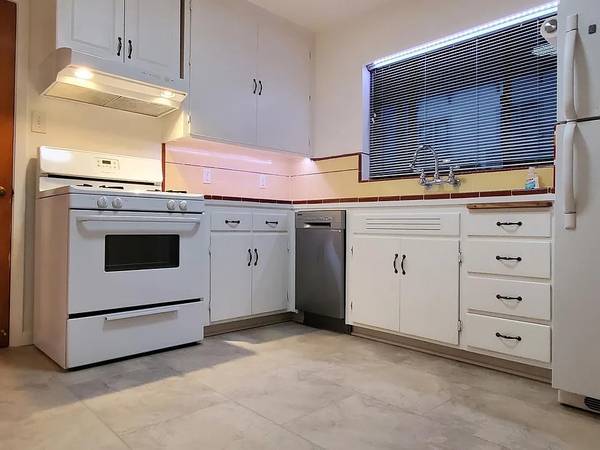 $1,090 / 2br - 654ft2 - 2-bedroom, 1-bathroom ............ .420 Trout Gulch Rd (aptos)64000590627075120