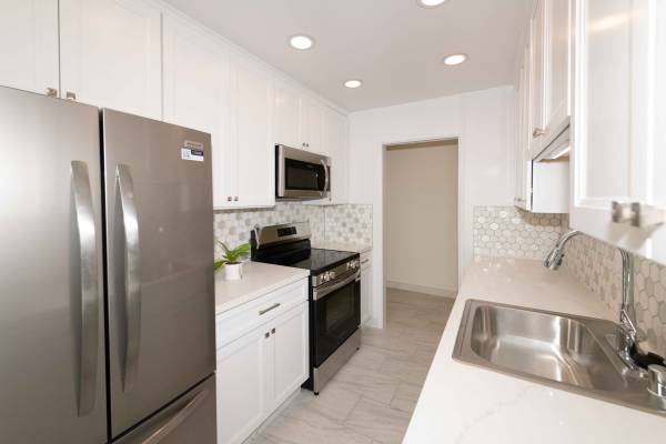 $3,400 / 2br - 1327ft2 - Amplio y Lujoso Departamento Superior Soleado, 1 Estacionamiento Asignado (oakland piedmont / montclair)63861101099011120