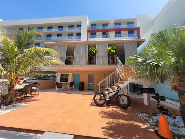 $2,700 / 1br - 1200ft2 - LIVE STEPS FROM HOLLYWOOD BEACH BROADWALK! (Hollywood)63906442618755121