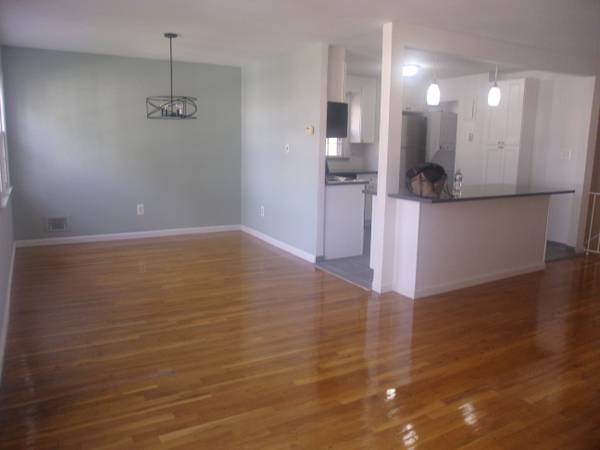 $3,300 / 3br - 3BR,2BathDUPLEX,L-shapedDR/LR,WOODfl,C/Air,2CarParking,WASHER/DRYR (Bayside near Douglaston and  Little Neck)63788506005379124