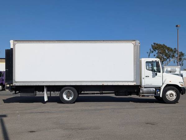 2015 Hino 268 - Photo 9