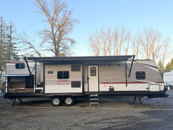 2020 KEYSTONE COLEMAN LANTERN 37' -- 2 BEDROOM -- TRAVEL TRAILER 1