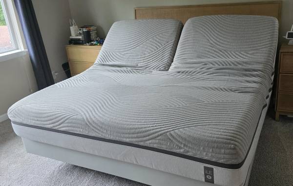 King  Size FlexTop Sleep Number 360° i8 Smart Bed (I DELIVER) 1