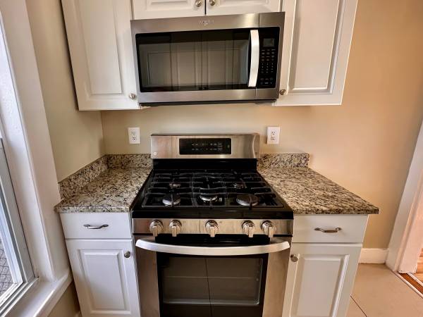 $1,900 / 1br - 700ft2 - 1 habitación reformado – Wi-Fi gratis – A pasos del tren – $1900/mes (Lawrence)63699215416579122