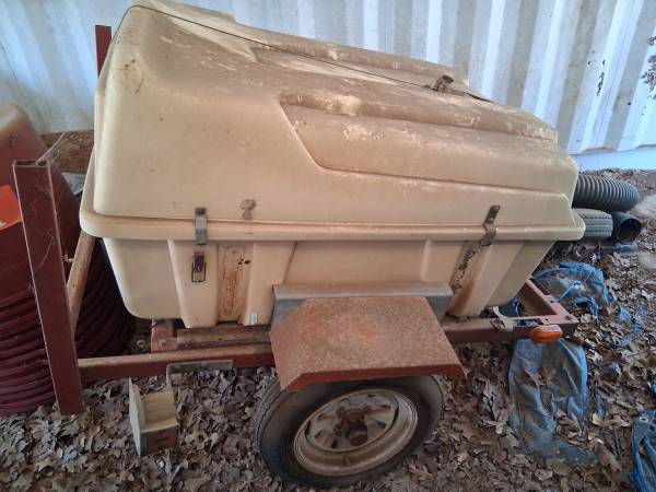 Small Tailer with Clamshell 1