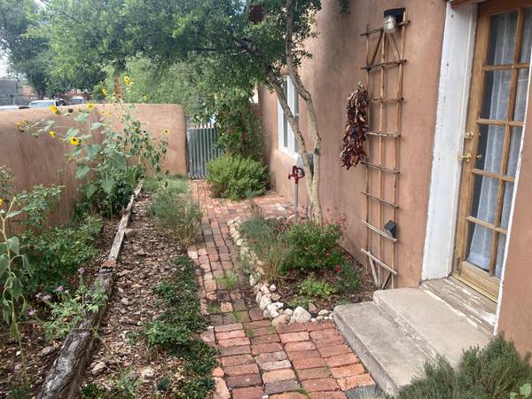 $2,075 / 2br - 900ft2 - Charming 2 Bedroom Historic Adobe (Westside)63659815214081121