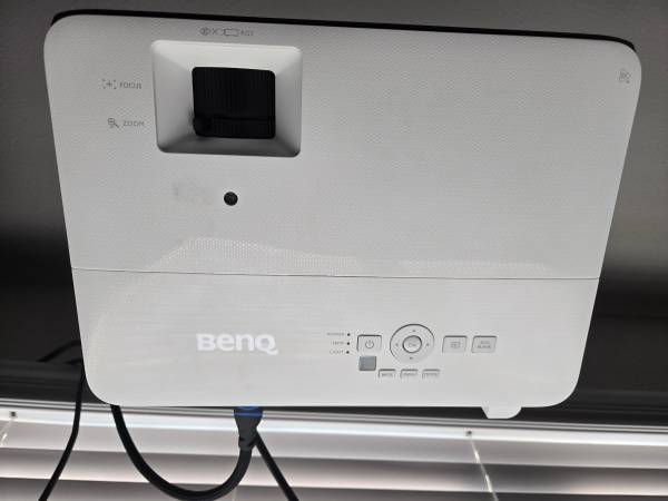 BenQ Projector and Screen 1