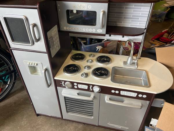 Play kitchen 1