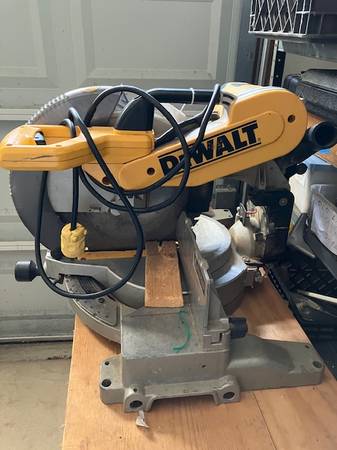 DeWalt sierra ingletadora doble compuesta - $135 (Little Egg Harbor)63440231063555121