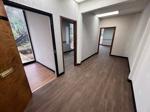 $1,300 / 466ft2 - 466 sqft two room suite plus reception, with windows. $1,300 (Athens)63792067321475120