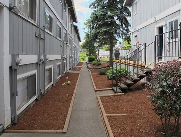 $1,400 / 2br - Quiet 2B Apartment with Dining Space, Pets Welcome - In Portland (Portland)63914738730371121