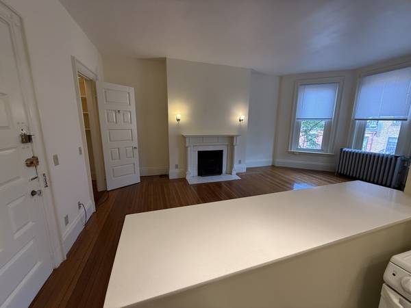 $2,850 Cute Kenmore Studio For $2,850 AVAIL NOW NO FEE (Kenmore)63856337902467121
