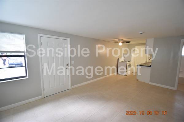 $1,395 / 2br - 401 Milwaukee Ave ~ Duplex recién pintado! ~ (Dunedin)63991226957315124