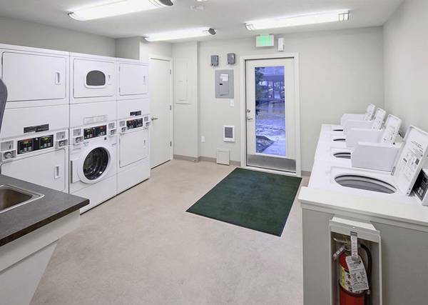 $1,650 / 2br - Just Mins from Great Shop & Restaurants + Two Bed w Spacious Interior (Gresham)63999315537794121