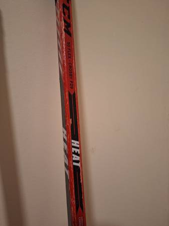 Lote de 5 palos de hockey juveniles y 1 adulto - $20 (Upper East Side)63471380325249122