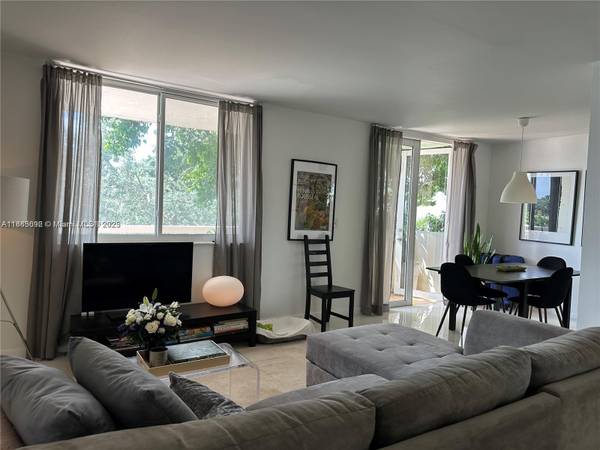 $3,100 / 2br - 950ft2 - Truly Lovely 2bd With Modern Finishes and Close to the Beach! (Altos Del Mar - Surfside)64001847078273120