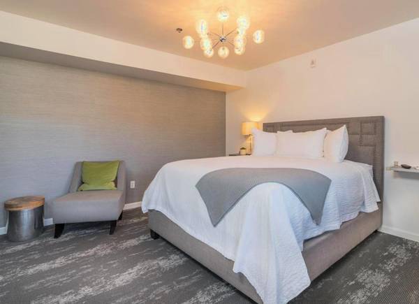$500 / 1br - Free Cable, WiFi, Sparkling Coffee, Parking - FLAT WEEK LONG RATE! (Del Paso Blvd in Sacramento)63919496760066122