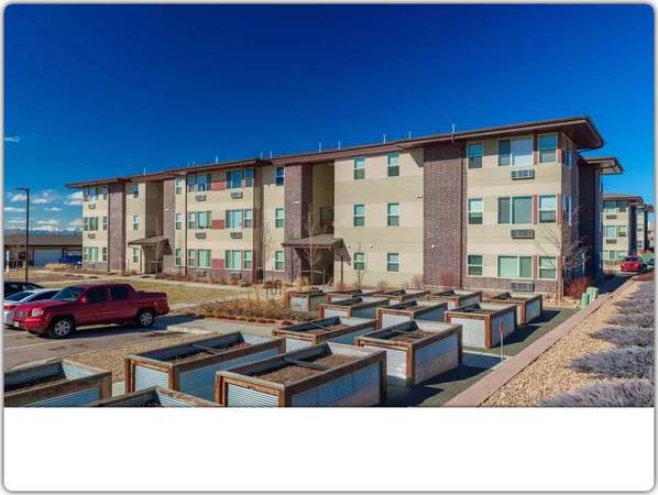 $1,699 / 2br - 849ft2 - For affordable living in Aurora, check out this 2 bed, 1 bath! (Aurora)63920602991618120