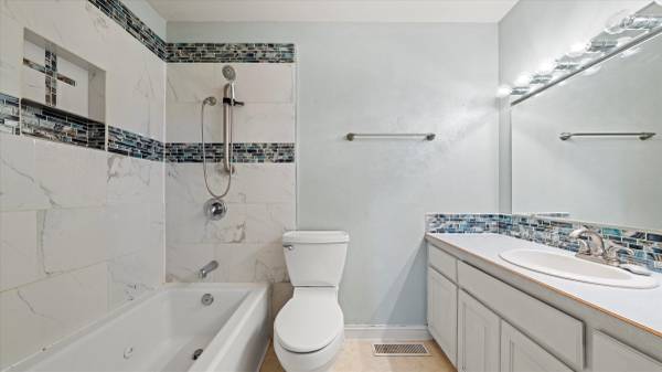 $379,500 / 3br - 1628ft2 - ¡Hogar espacioso de 3 habitaciones con solarium en un terreno amplio! (Kennewick)63624280404739123