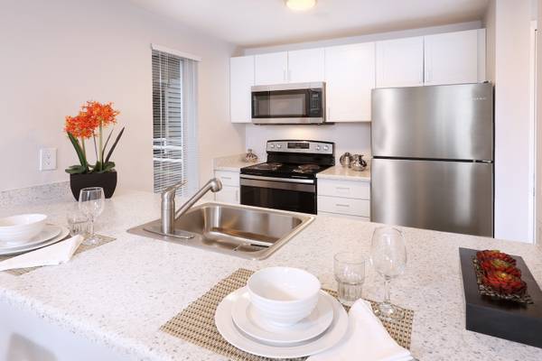 $2,195 / 2br - 893ft2 - Nuevo lavadora y secadora en la unidad, En la línea de autobús, Patio o balcón (West Seattle)63850639094147124