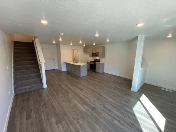 $1,595 / 3br - *** MOVE-IN DISCOUNT *** 3 Bedroom 2 bath with Garage- Townhouse (Cedar City)63932585947139121