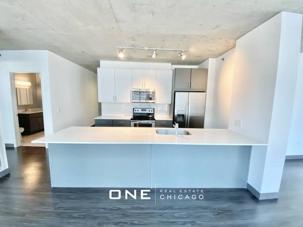$4,850 / 3br - 3 Bedroom 2 Bathroom bordering River North - Modern Finishes (The Loop/River North)64041643201923120