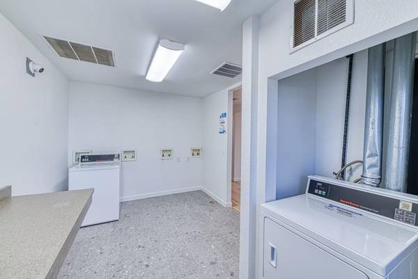 $1,599 / 2br - 1051ft2 - Centro de Negocios, Piscina, Gestión en el Sitio, 2 habitaciones reformadas (Área Broadmoor)63658213170563123