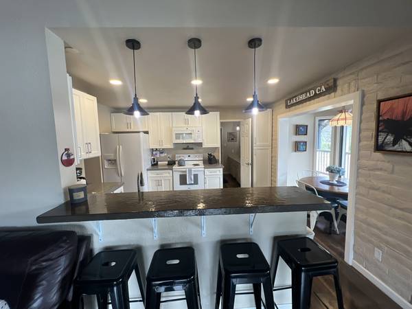 $599 / 5br - Hot Tub, Steps to Lake, Retreat #3 (Lakehead, CA)63972383675011122