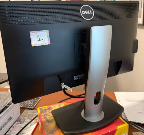 Dell Computer Monitors Used and in Great Condition 1
