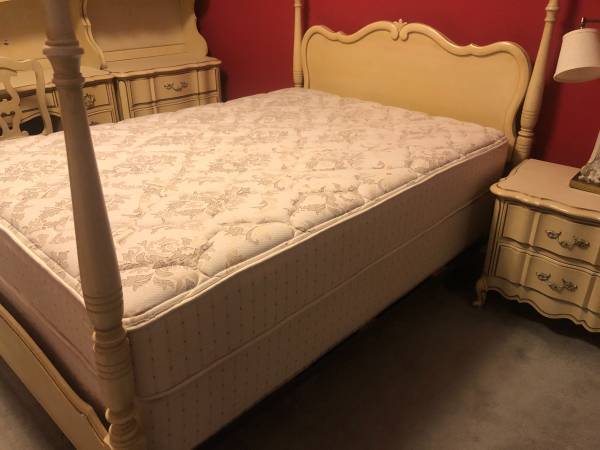 Full Mattress and Box Spring - Like New 1