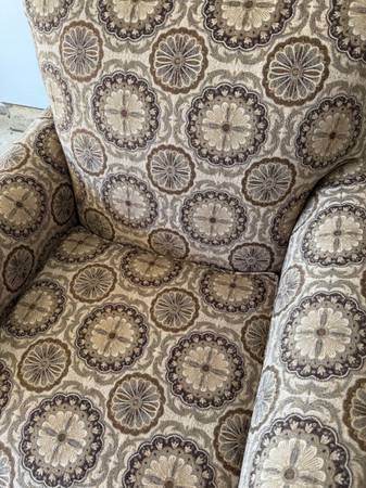 Beautiful, comfortable like new Ashley furniture armchair 1