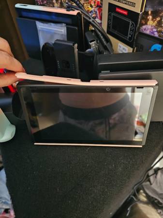 2 nintendo switches with Mario cart 8 deluxe game - $400 (Surgoinsville, Tn)63441361659139124