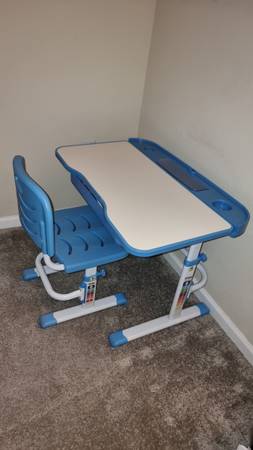 Height-adjustable kids desk and chair set with tilting desktop 1