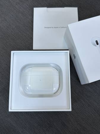 Apple AirPods Pro with MagSafe Charging Case (Only left earbud works) - $40 (Allentown PA)62904075302787124