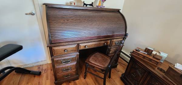 **Solid wood roll top desk 7 draws with chair** 1