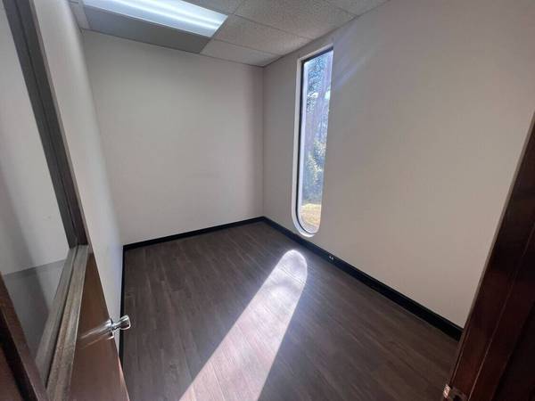$1,650 / 608ft2 - 608 sqft Large suite w/ windows, one large room & two private offices (Athens)63792066248705124