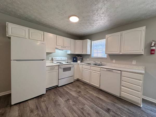 $1,918 / 4br - 1860ft2 - FOUR Bedroom Trilevel Townhouse coming 11/21/2025! (Jefferson City)63815695414531123