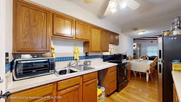 $1 / 3br - 933ft2 - "Techos abovedados, garaje enorme, patio impresionante: ¡una joya en Lansing que debe ver! (Lansing)64196987133825123