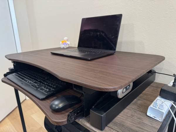 Height adjustable desk riser 1