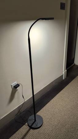 Lámpara de pie moderna Lumens / accesorio de iluminación LED con bombilla flexible - $100 (Washington DC)63471267349377124