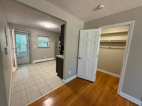 $2,200 / 999ft2 - **NEWTON-AUBURNDALE PET-FRIENDLY WITH PARKING & STEPS TO GREEN LINE! (Newton)63699469372545124