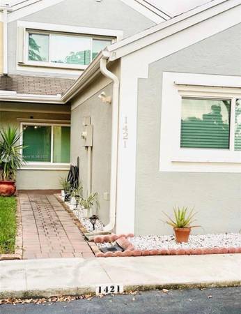 $3,225 / 3br - 1802ft2 - Stunning Lakefront 3-Bedroom Townhome in Flamingo Villas, Pembroke Pin (Pembroke Pines)64051003010946121