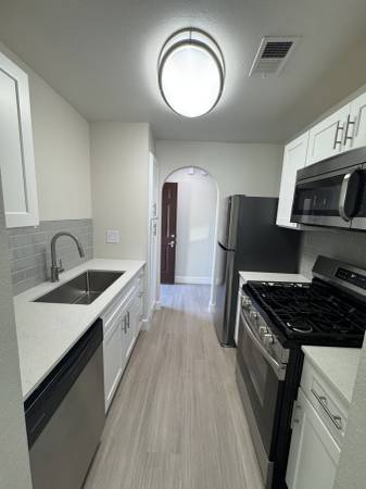 $1,575 / 1br - 725ft2 - Pet-Friendly + Pool + Gym – Everything You Need at Breakers Apts (Las Vegas)63859497829123120