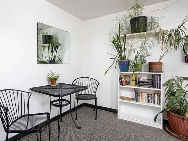 Effortless Commute! Captivating Studio by MAX & Bus Lines 1